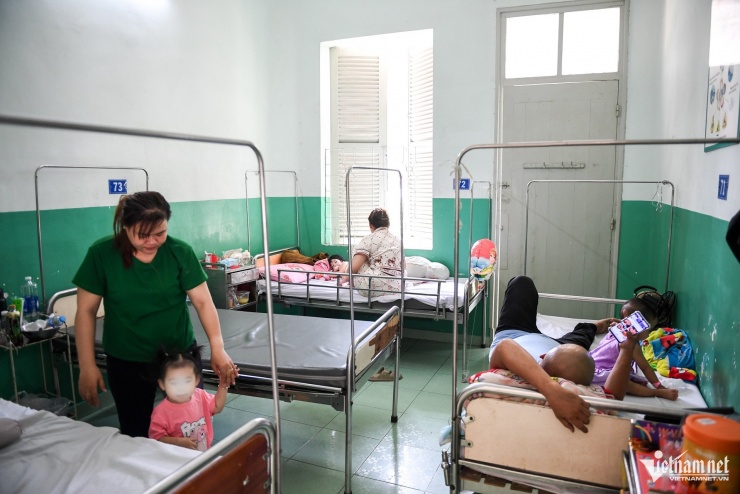 48 giờ mắc tay chân miệng, trẻ ngưng thở, lọc máu khẩn ở bệnh viện tuyến cuối - 11