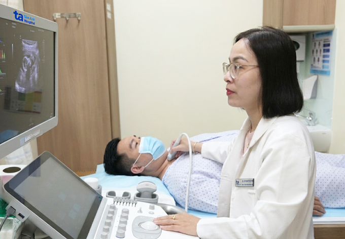 Bác sĩ siêu âm kiểm tra tuyến giáp cho Trung. Ảnh: Bệnh viện Đa khoa Tâm Anh