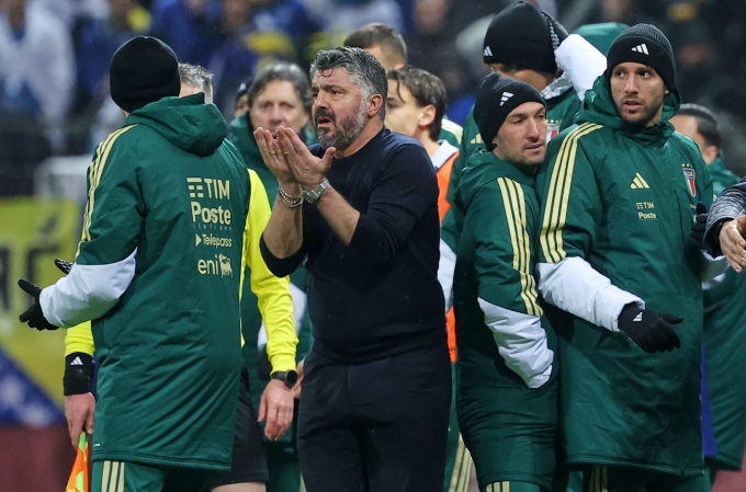 HLV Gennaro Gattuso phản ứng trong trận. Ảnh: AP