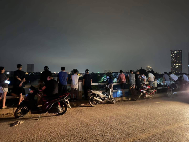 Trắng đêm tìm kiếm 3 mẹ con nghi gieo mình xuống sông Hồng ở Hưng Yên- Ảnh 4.