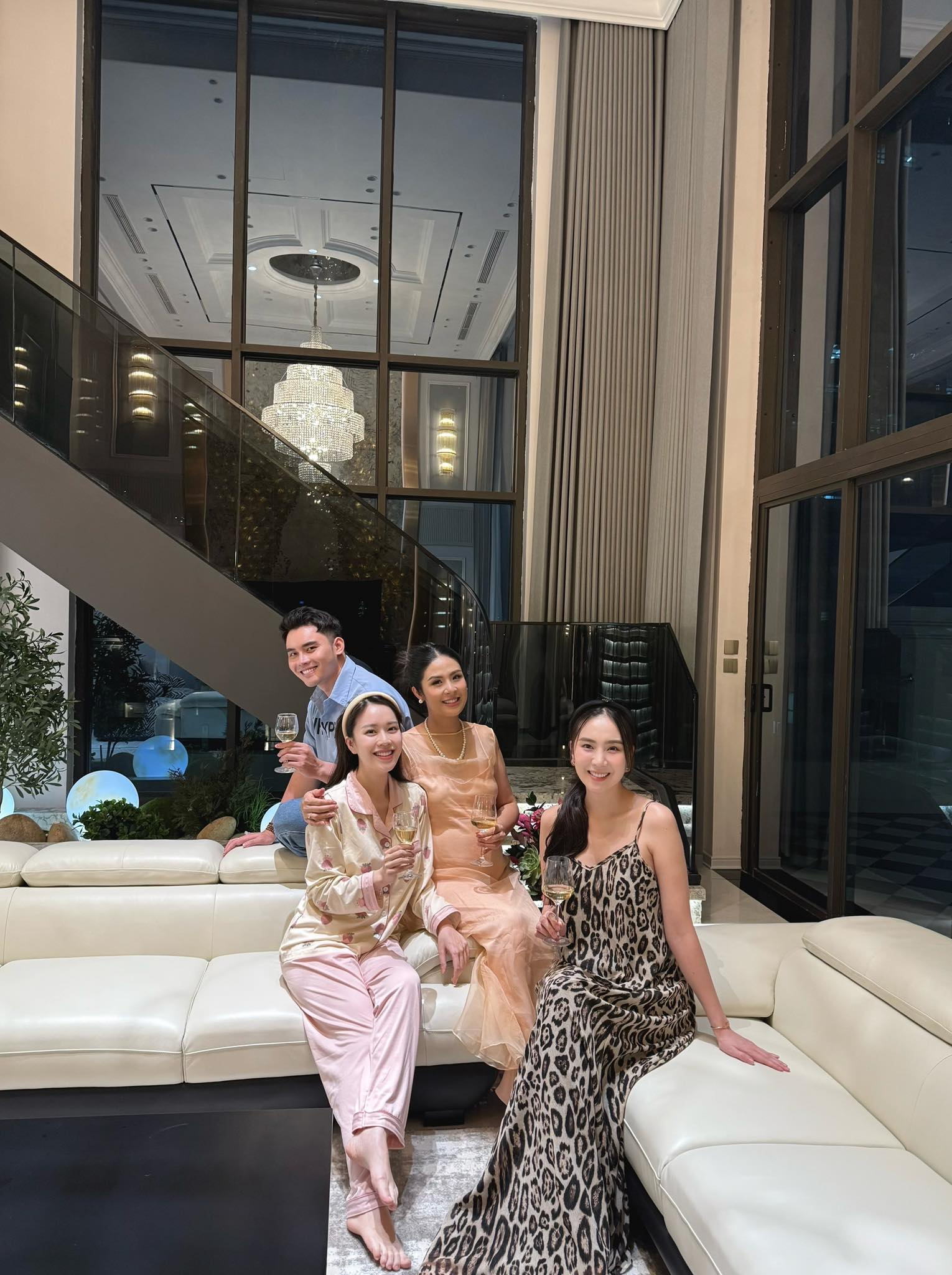 MC xinh nhất VTV bỏ thi hoa hậu, 25 tuổi lên xe hoa với chồng Tiến sĩ, sống sướng như 