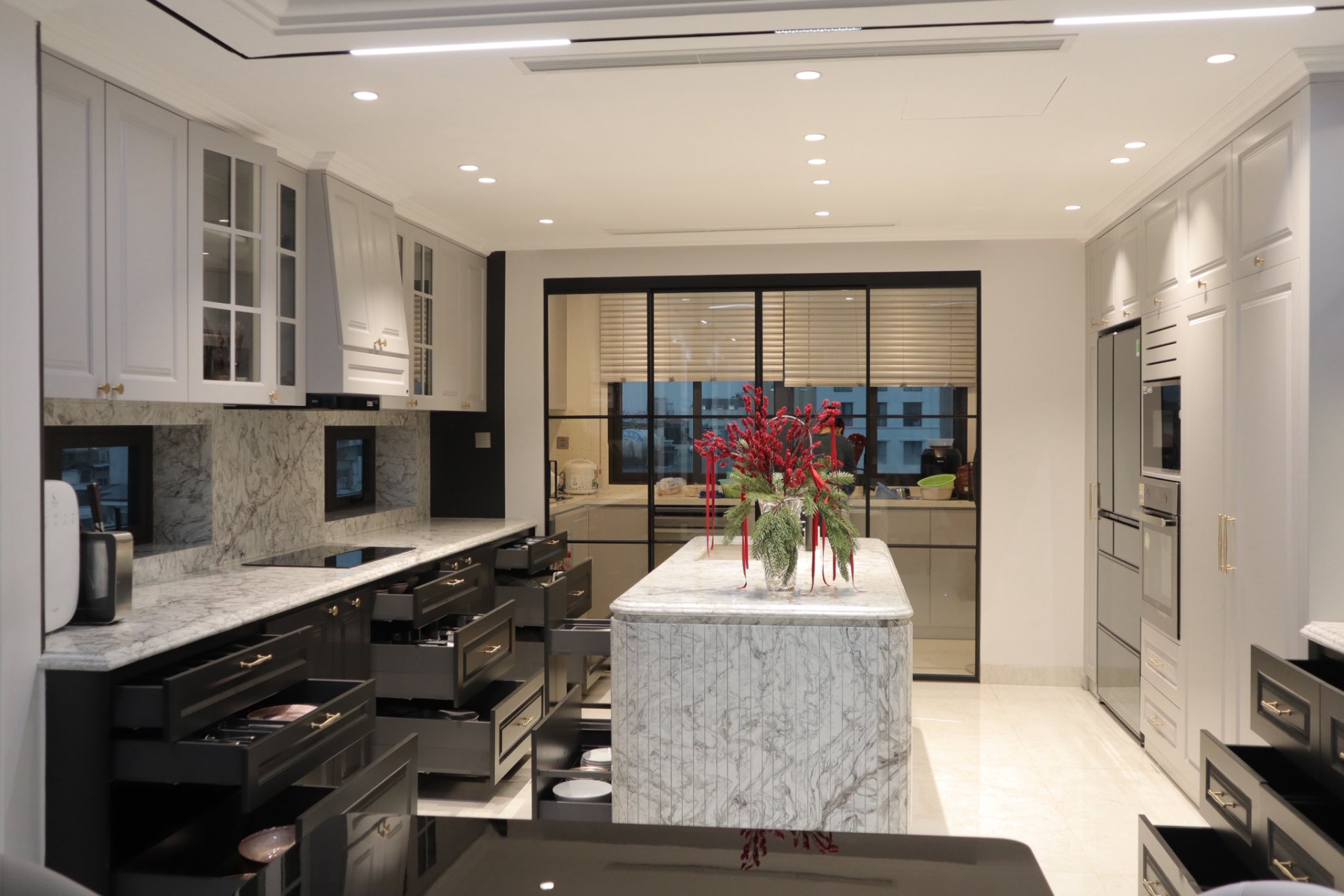 MC xinh nhất VTV bỏ thi hoa hậu, 25 tuổi lên xe hoa với chồng Tiến sĩ, sống sướng như 