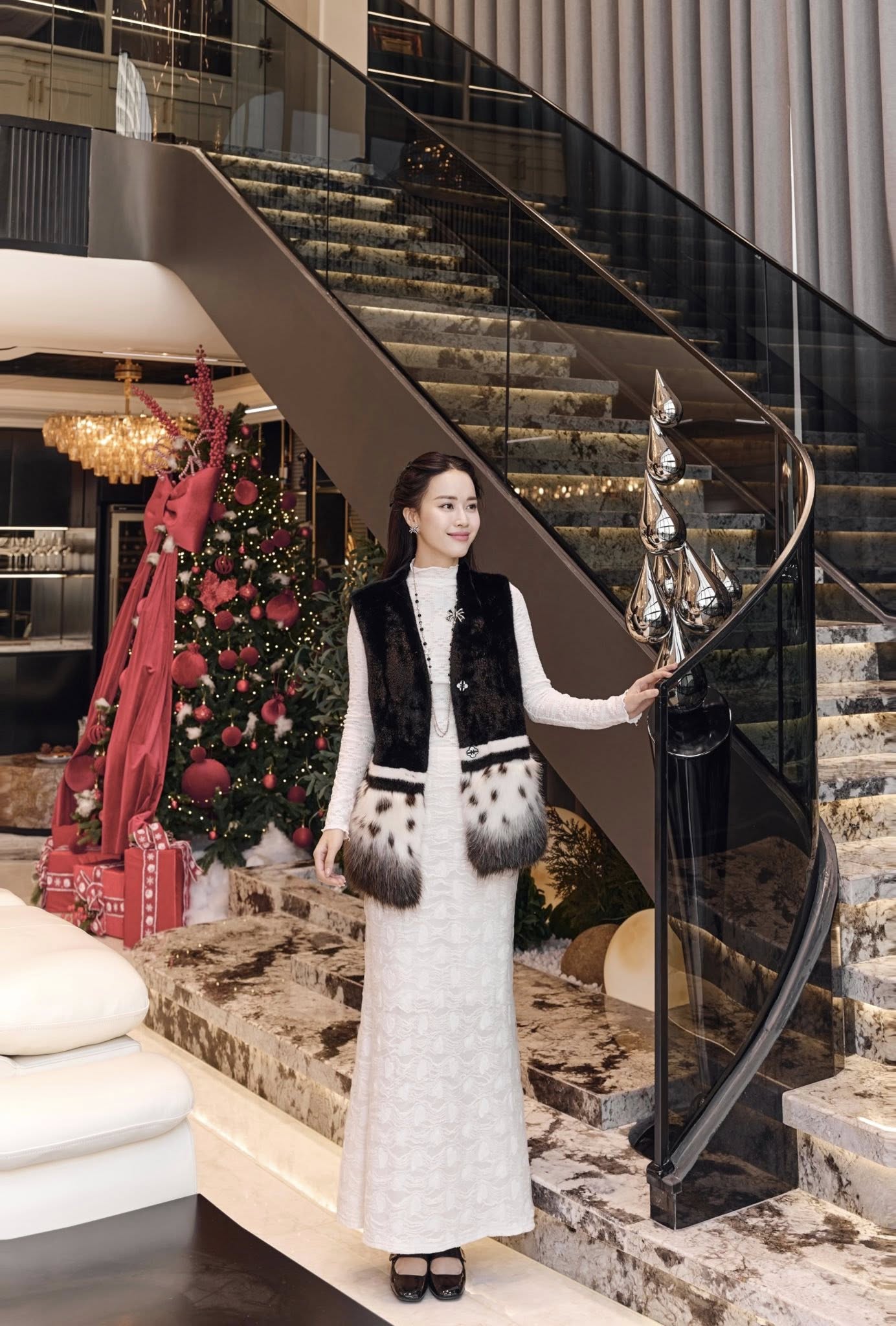 MC xinh nhất VTV bỏ thi hoa hậu, 25 tuổi lên xe hoa với chồng Tiến sĩ, sống sướng như 