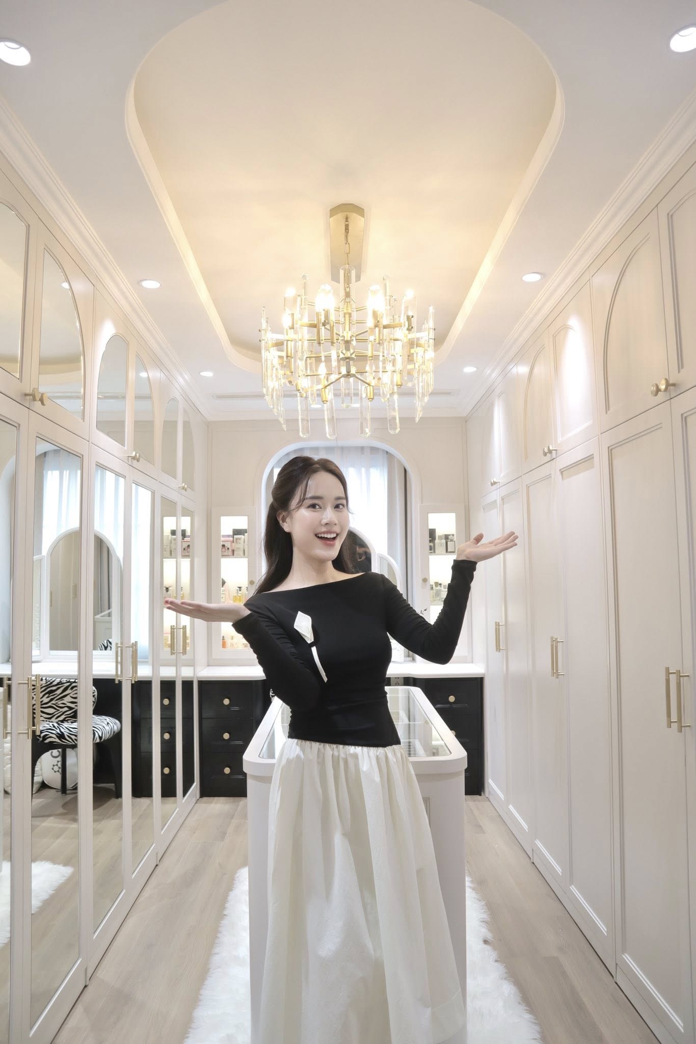 MC xinh nhất VTV bỏ thi hoa hậu, 25 tuổi lên xe hoa với chồng Tiến sĩ, sống sướng như 