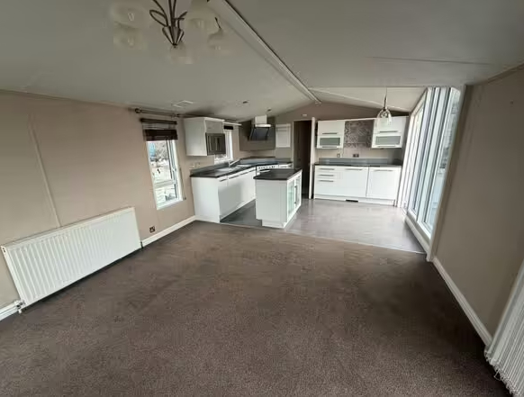 Chọc giận Vua Charles vì thói tiêu xài hoang phí, cựu Vương tử Andrew đối mặt nguy cơ dọn ra ở 'nhà di động' giá rẻ- Ảnh 2.