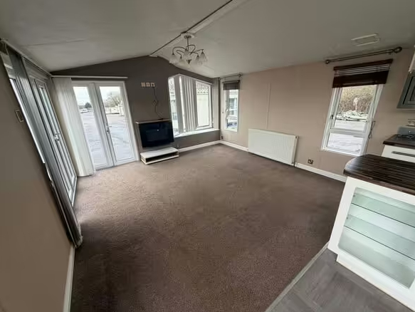 Chọc giận Vua Charles vì thói tiêu xài hoang phí, cựu Vương tử Andrew đối mặt nguy cơ dọn ra ở 'nhà di động' giá rẻ- Ảnh 3.