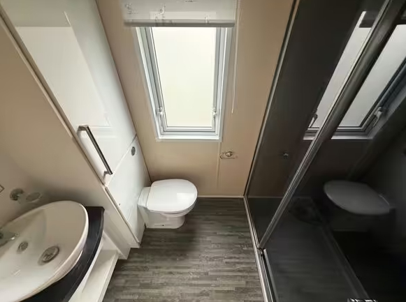 Chọc giận Vua Charles vì thói tiêu xài hoang phí, cựu Vương tử Andrew đối mặt nguy cơ dọn ra ở 'nhà di động' giá rẻ- Ảnh 4.