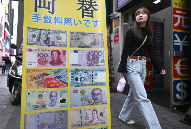 Chứng khoán chạm đáy lịch sử, đồng tiền thấp nhất 17 năm, người dân đổ xô trữ… túi rác: Chuyện gì đang xảy ra với nền kinh tế lớn thứ 4 châu Á?- Ảnh 3.