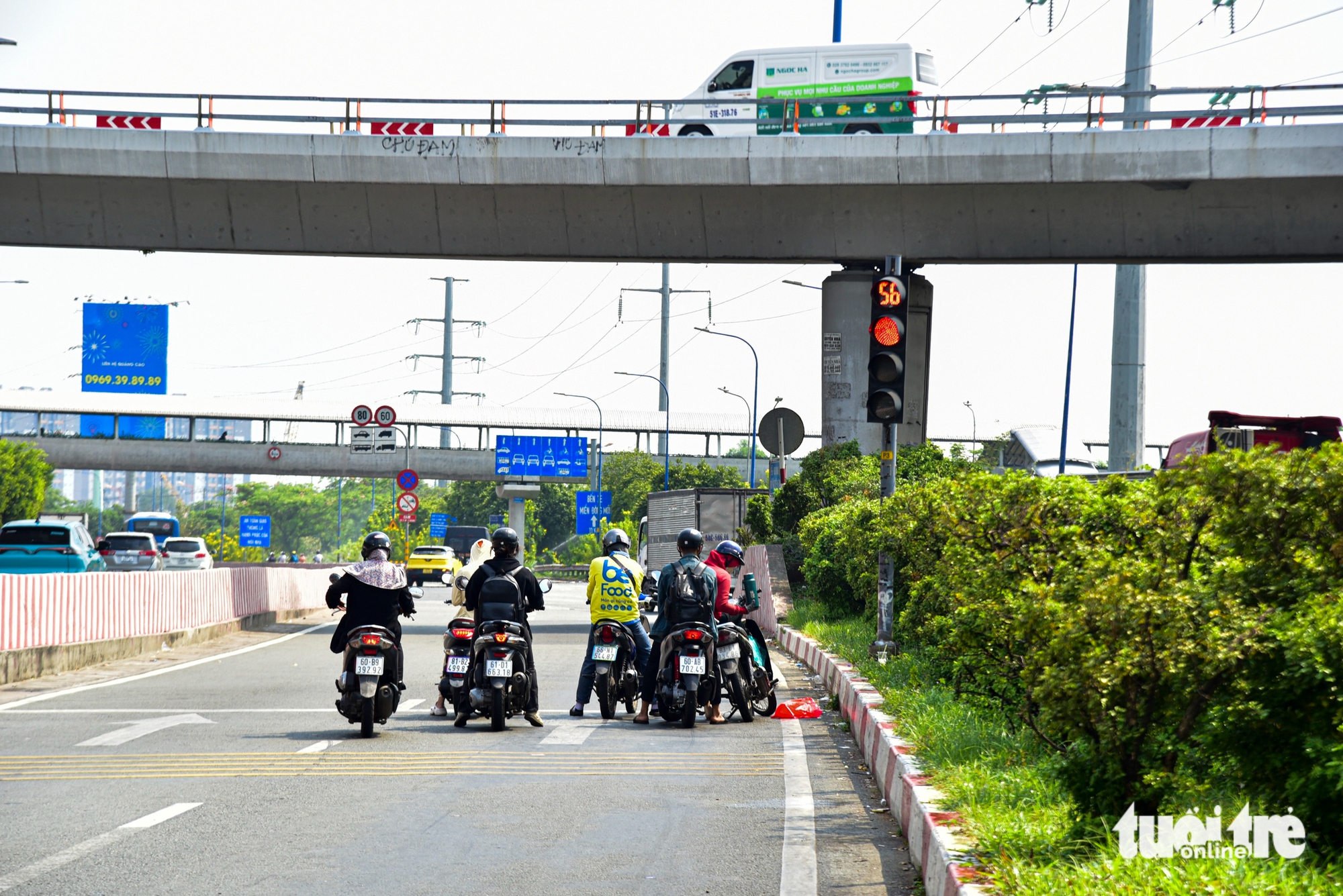 Hiện trạng 5 nút giao cửa ngõ phía Đông dự kiến làm 'luồng xanh', xe không phải dừng đèn đỏ 6 Hiện trạng 5 nút giao cửa ngõ phía Đông dự kiến làm 'luồng xanh', xe không phải dừng đèn đỏ - Ảnh 6.