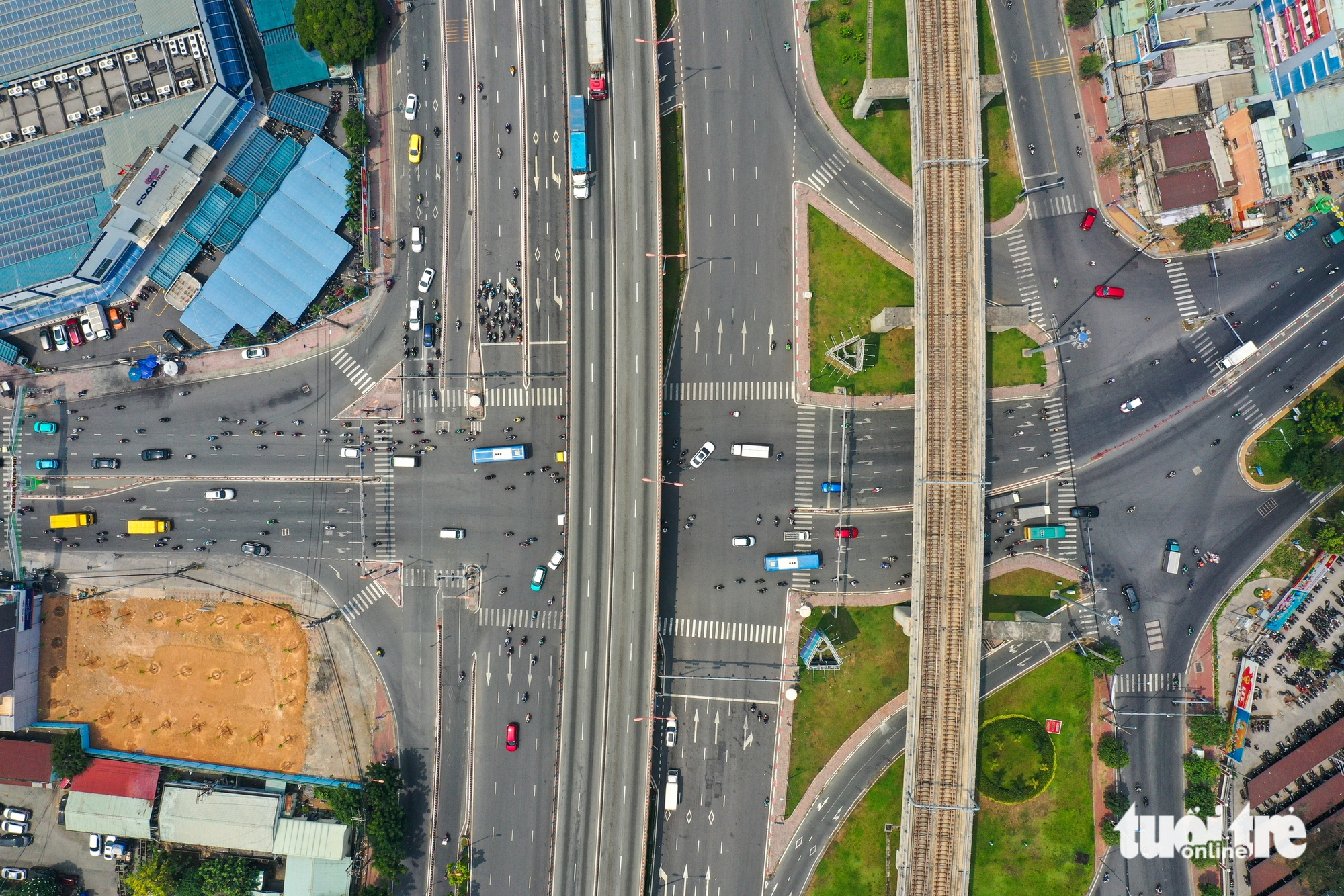 Hiện trạng 5 nút giao cửa ngõ phía Đông dự kiến làm 'luồng xanh', xe không phải dừng đèn đỏ 10 xa lộ hà nội - Ảnh 10.