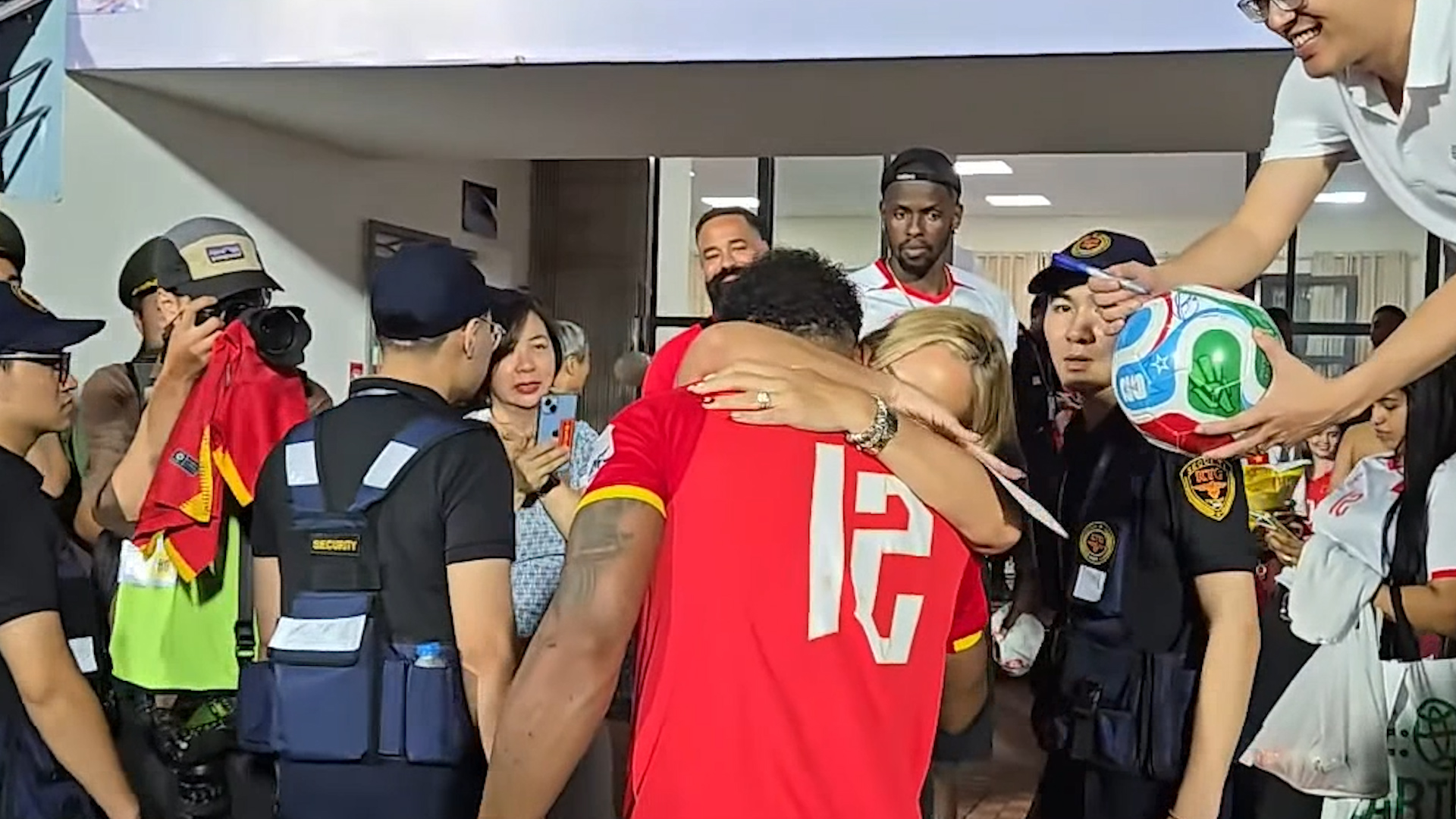 Hoàng Hên bế con Duy Mạnh, Xuân Son hạnh phúc bên gia đình nhỏ ăn mừng chiến thắng đội tuyển Malaysia- Ảnh 3.