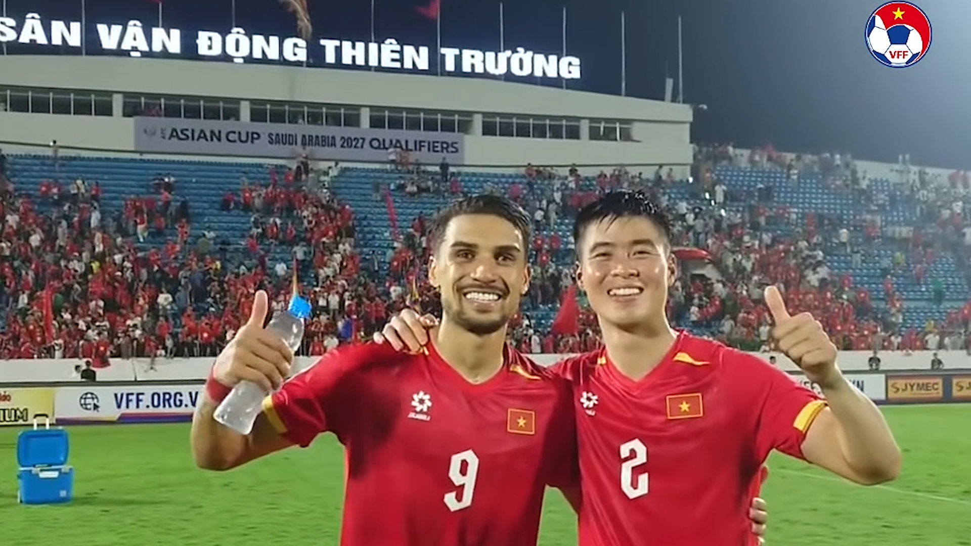 Hoàng Hên bế con Duy Mạnh, Xuân Son hạnh phúc bên gia đình nhỏ ăn mừng chiến thắng đội tuyển Malaysia- Ảnh 4.