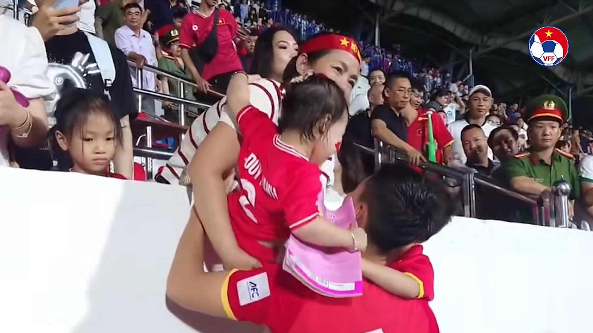 Hoàng Hên bế con Duy Mạnh, Xuân Son hạnh phúc bên gia đình nhỏ ăn mừng chiến thắng đội tuyển Malaysia- Ảnh 5.