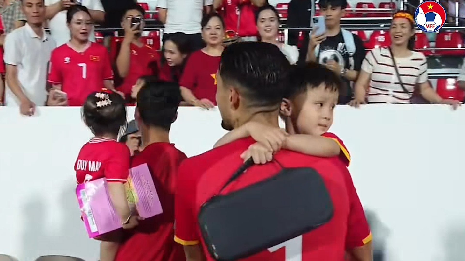 Hoàng Hên bế con Duy Mạnh, Xuân Son hạnh phúc bên gia đình nhỏ ăn mừng chiến thắng đội tuyển Malaysia- Ảnh 6.