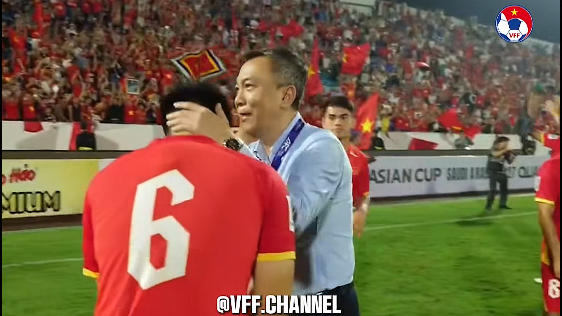 Hoàng Hên bế con Duy Mạnh, Xuân Son hạnh phúc bên gia đình nhỏ ăn mừng chiến thắng đội tuyển Malaysia- Ảnh 7.