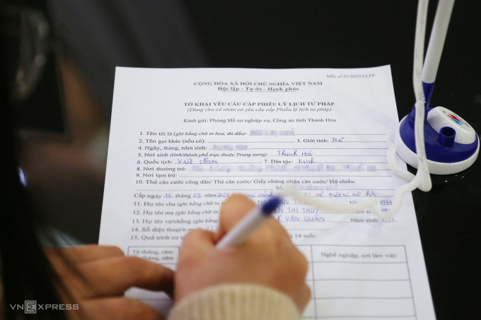 Người dân viết tờ khai xin cấp phiếu lý lịch tư pháp tại Phòng hồ sơ nghiệp vụ, Công an tỉnh Thanh Hóa Ảnh: Phạm Dự