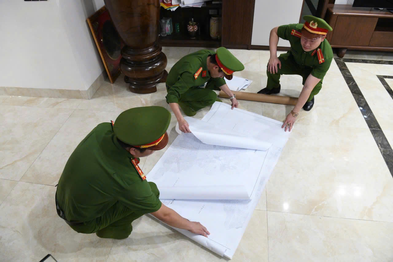 Công an tỉnh Phú Thọ bắt giam 5 giám đốc và 1 cựu phó chủ tịch xã 6 Công an tỉnh Phú Thọ bắt giam 5 giám đốc và 1 cựu phó chủ tịch xã - Ảnh 6.