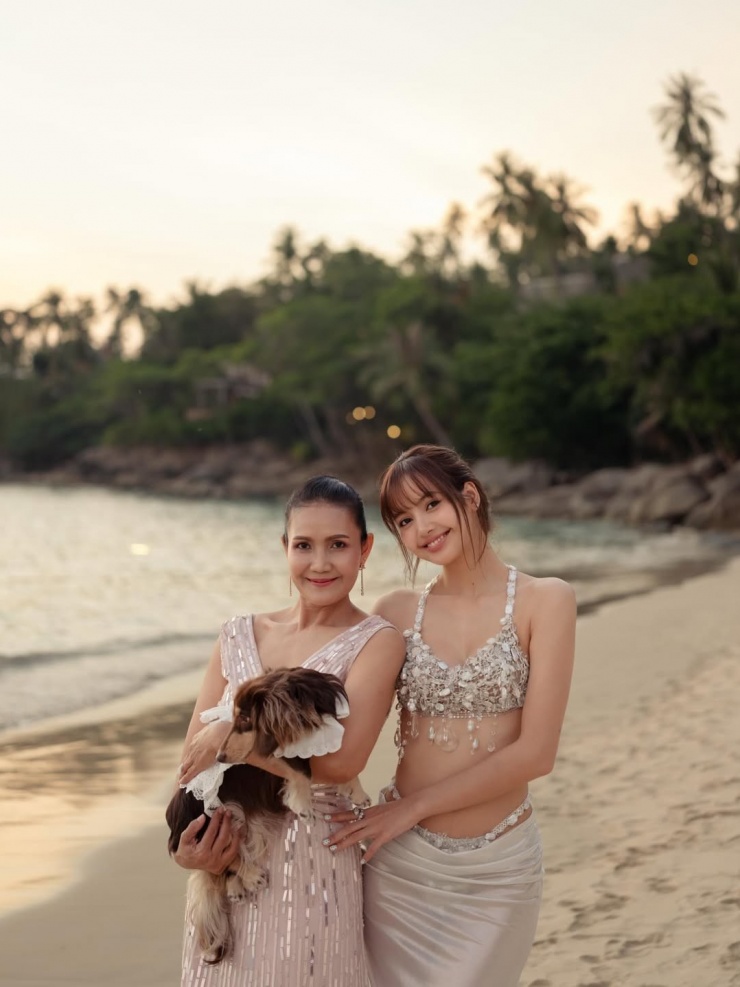 Trên trang cá nhân sáng 31/3, mẹ của Lisa - bà Chitthip Bruschweiler, 56 tuổi - đăng ảnh bên chồng con. "Chúc con luôn hạnh phúc. Mẹ yêu con", bà viết.