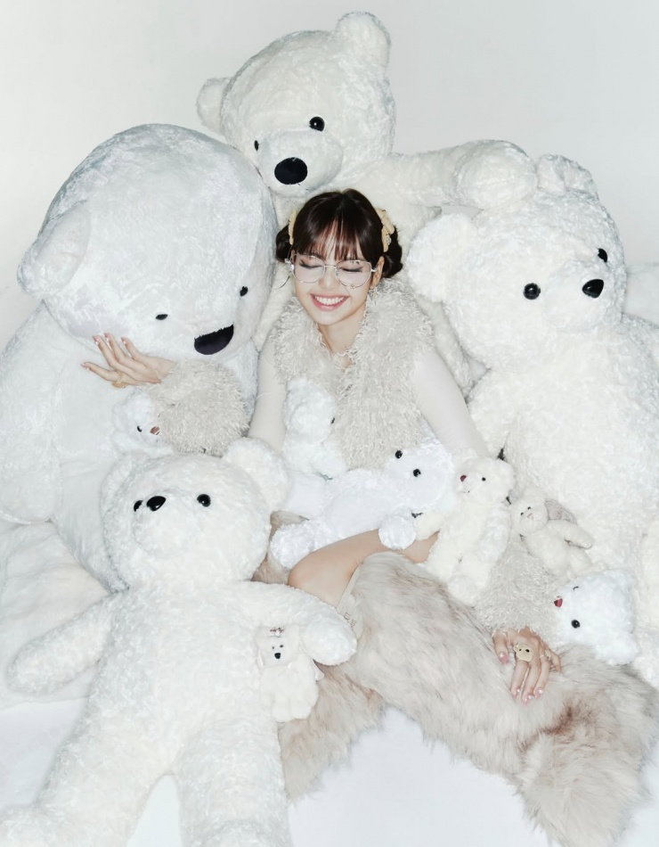 Lisa thả dáng trên biển đón tuổi 29 - 14