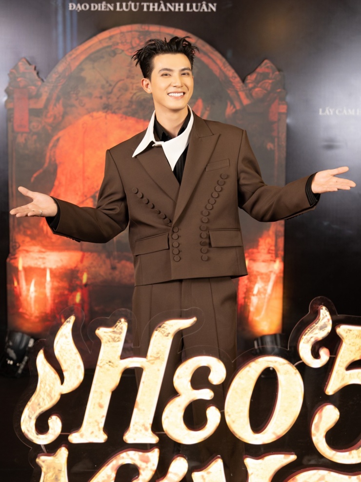 Trần Ngọc Vàng khoe vẻ bảnh bao trên thảm đỏ. Anh được FC và nhiều khán giả đến ủng hộ trong buổi họp báo công bố dự án.