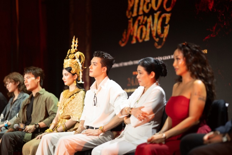 Dàn diễn viên trong phần giao lưu với khán giả và giới truyền thông.