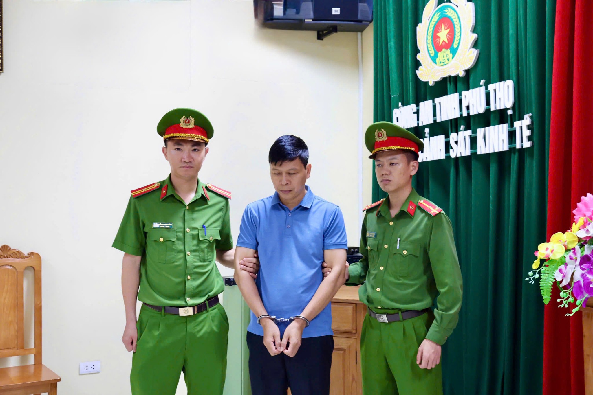 Vụ hơn 200 cảnh sát tham gia phá chuyên án lớn, bắt nhiều giám đốc: Bắt nhiều cán bộ - Ảnh 3.