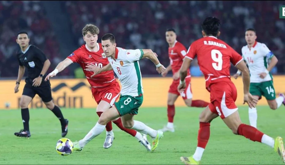 Tuyển Indonesia (đỏ) trong trận chung kết gặp Bulgaria tối 30-3 trên sân Bung Karno. Ảnh: Bola. Tuyen-Indonesia-4.jpg
