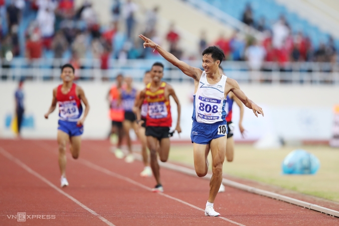 Văn Lai mừng trước khi về nhất cự ly 10.000m SEA Games 31 trên sân Mỹ Đình, Hà Nội ngày 15/5/2022. Ảnh: Đức Đồng