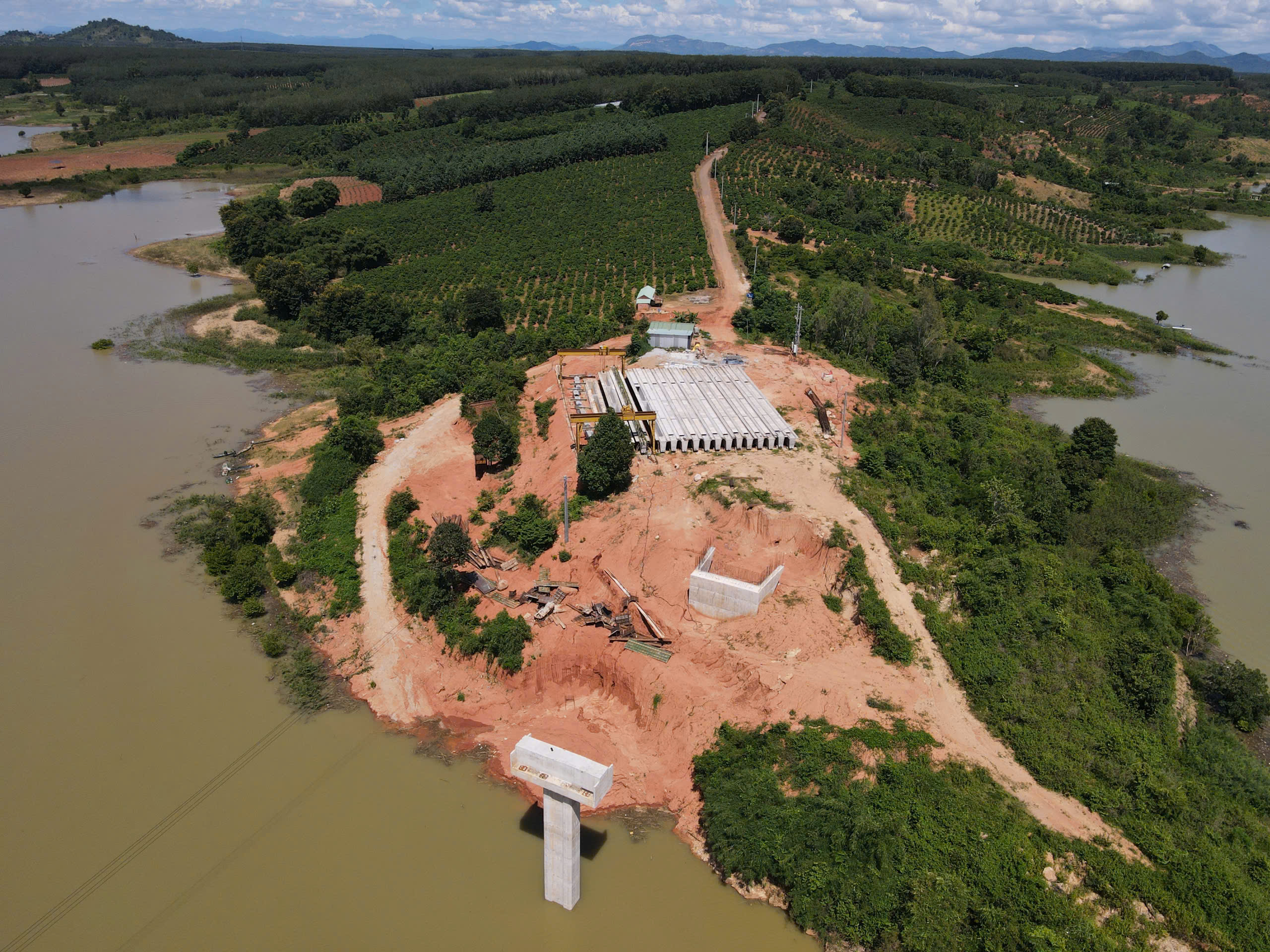 Cây cầu 'mắc kẹt' giữa lòng hồ Ia Ly, vì nước hồ thủy điện dâng vượt thiết kế - Ảnh 3.