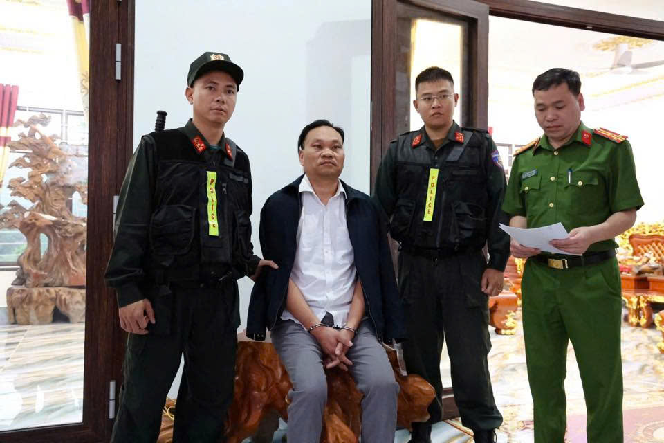 Triệt phá nhóm “xã hội đen” núp bóng doanh nghiệp: Hé lộ danh tính hàng loạt giám đốc, cán bộ nhà nước bị khởi tố- Ảnh 2.