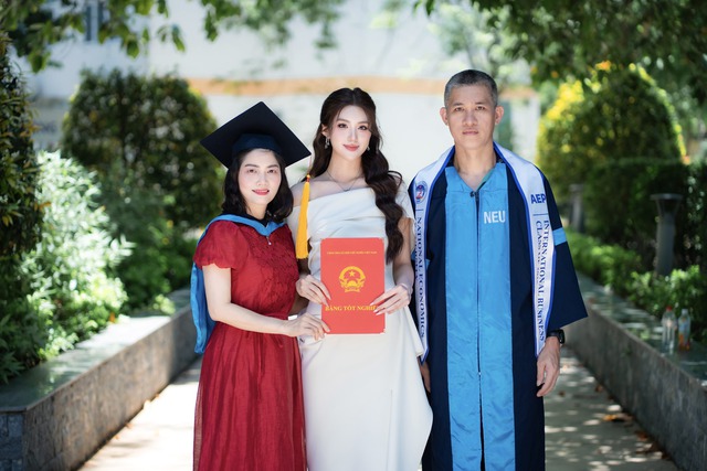 Gia thế gây chú ý của Hoa hậu Phương Oanh 3 Bố mẹ Hoa hậu Phan Oanh.