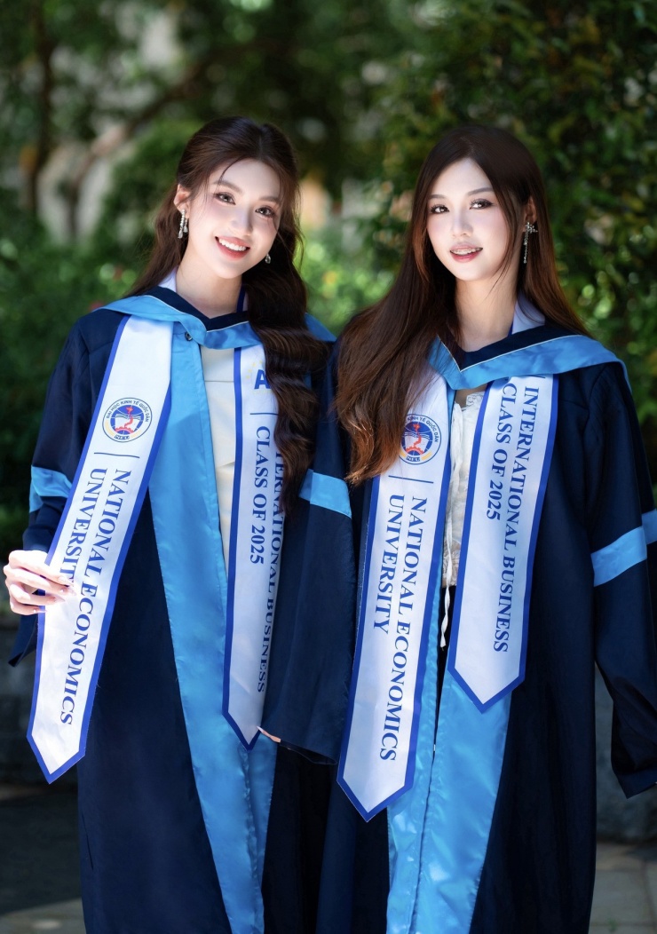 Gia thế gây chú ý của Hoa hậu Phương Oanh 6 Phương Oanh và chị gái song sinh.