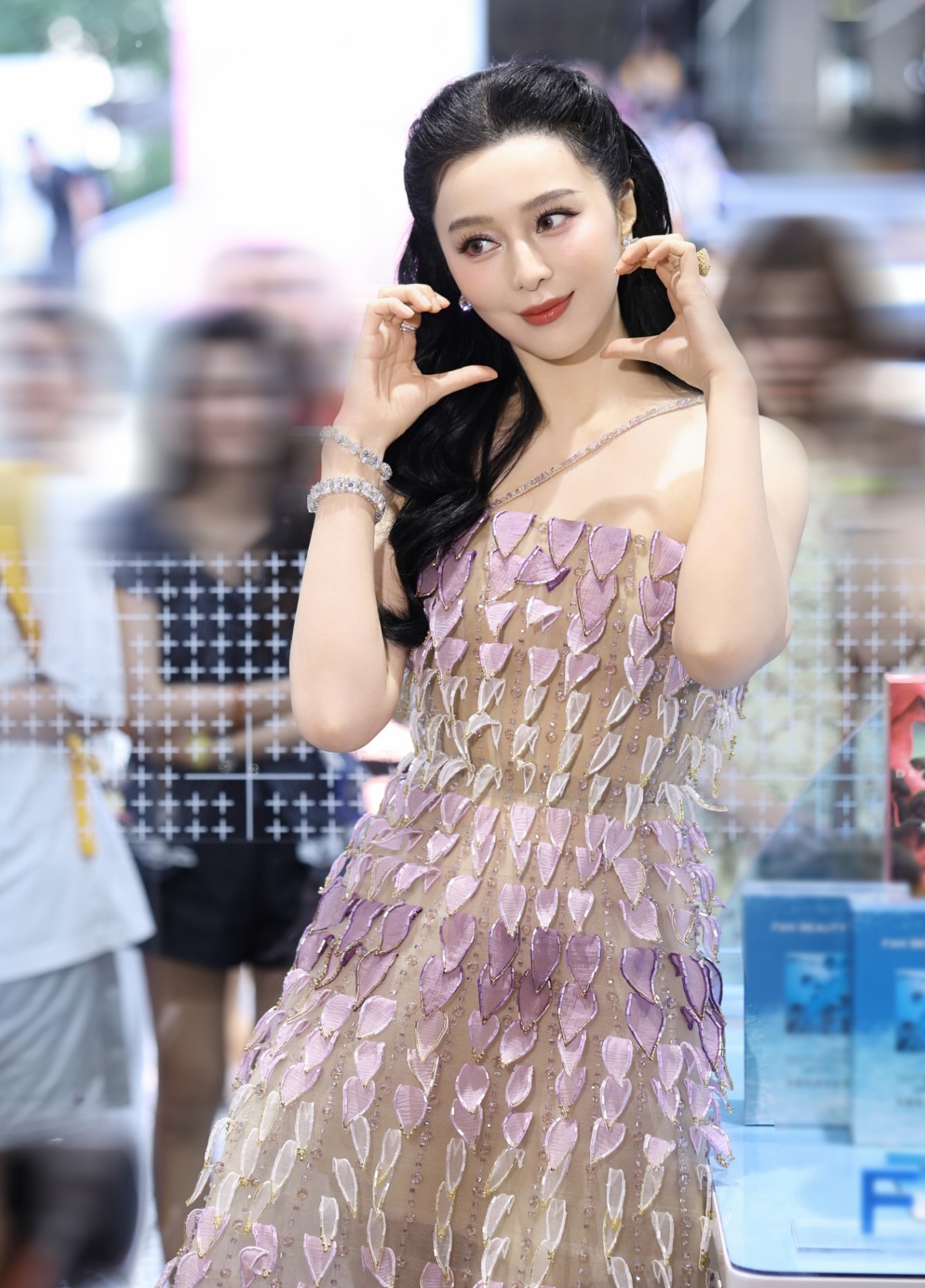 Phạm Băng Băng đi bán mặt nạ ở siêu thị: Nhan sắc thật khiến đám đông tròn mắt, đứng hình kinh ngạc- Ảnh 4.