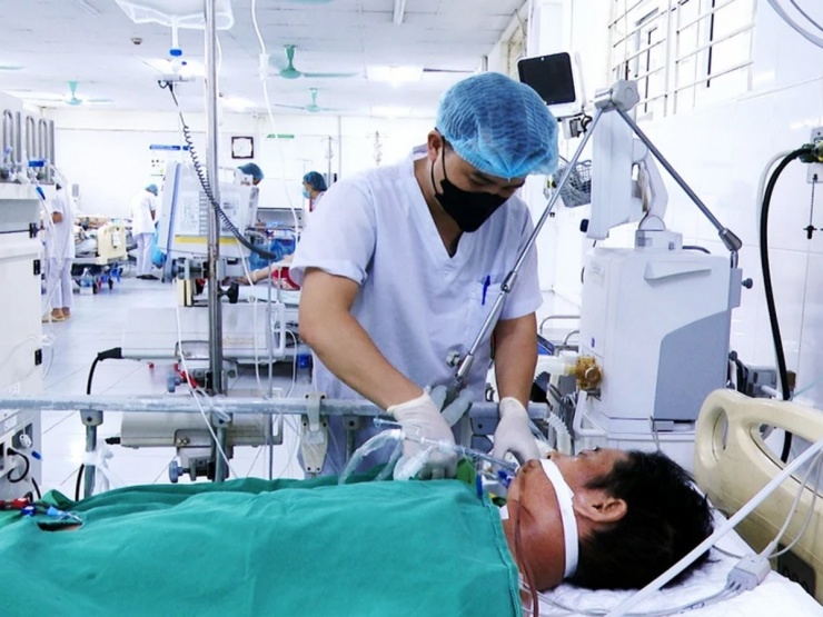 Ví dụ về một người đàn ông ở Lào Cai sau khi ăn thịt heo chết nấu chín, bị nôn nhiều, tiêu chảy và nhập viện trong tình trạng sốc nhiễm khuẩn, suy đa tạng vào cuối năm 2025. (Ảnh BVCC).