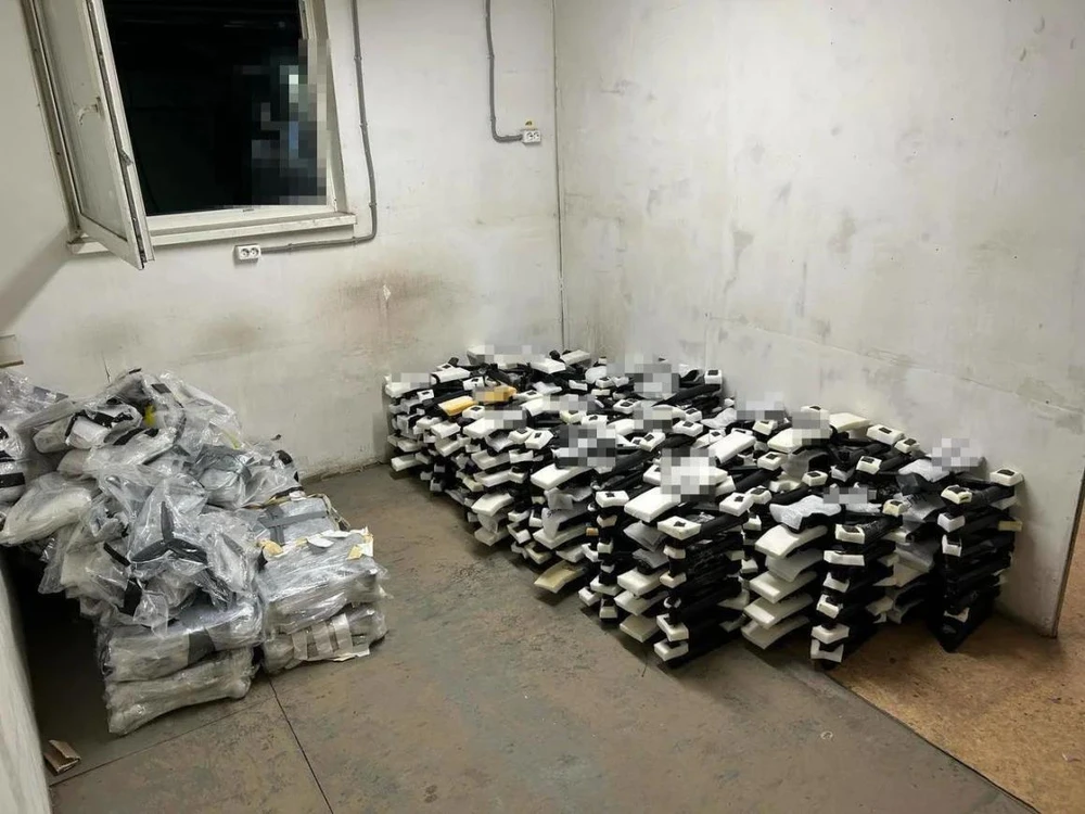 Các UAV được cho là do Ukraine sử dụng trong các cuộc tấn công phối hợp nhằm vào các căn cứ không quân của Nga vào tháng 6. Ảnh: CNN photo-2025-06-02-10-30-09-1.jpg