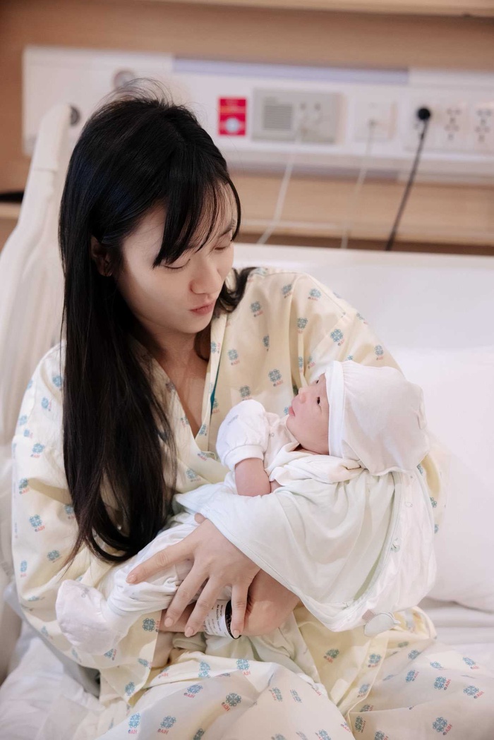 Bà xã JustaTee mới sinh 18 ngày đã khoe bụng phẳng eo thon, bí quyết giữ dáng khiến nhiều người bất ngờ

