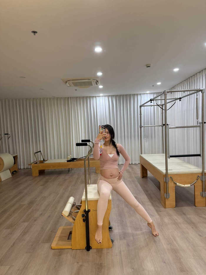 Bà xã JustaTee mới sinh 18 ngày đã khoe bụng phẳng eo thon, bí quyết giữ dáng khiến nhiều người bất ngờ

