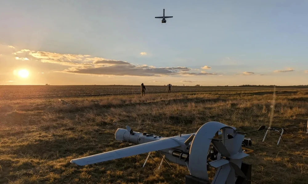 Hai UAV V-BAT tại một địa điểm không được tiết lộ ở Ukraine. Ảnh: SHIELD AI / MILITARNYI Loạt rào cản khi Ukraine ứng dụng AI trong UAV