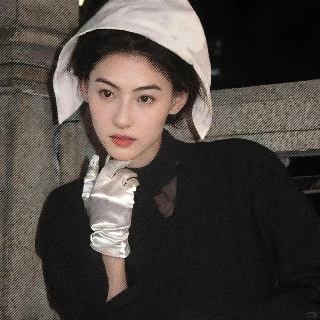 Trần đời hiếm gặp mỹ nhân nào 46 tuổi mà đẹp như thế, biến đàn em xinh như 