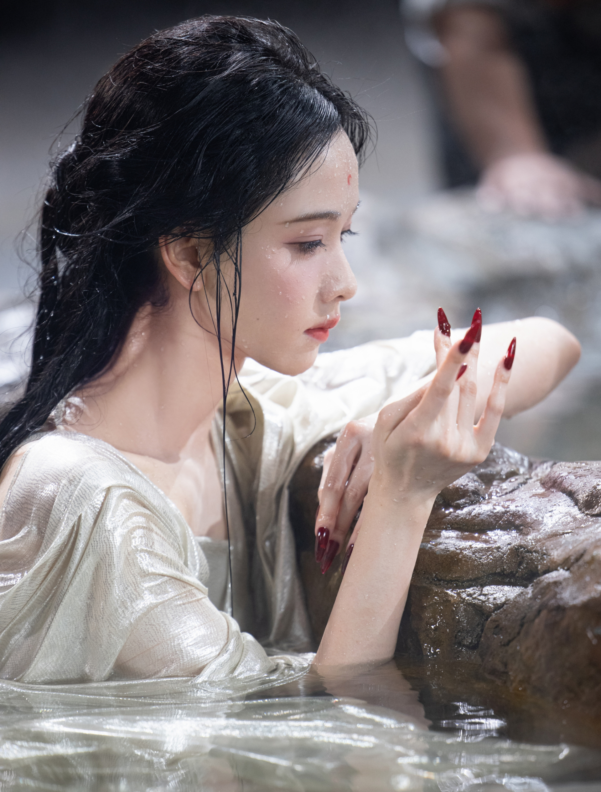 Nói về làm màu thì phim Trung Quốc này là số 1: Nữ chính chỉ giỏi khoe móng tay, mặt trắng bệch như cà 100 lớp filter- Ảnh 2.