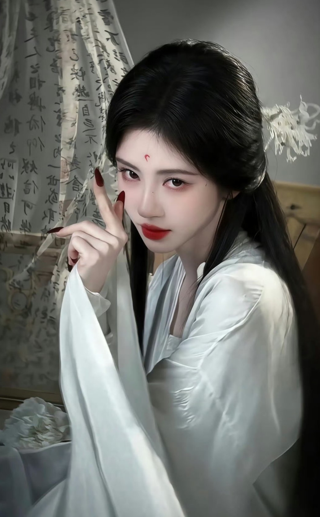 Nói về làm màu thì phim Trung Quốc này là số 1: Nữ chính chỉ giỏi khoe móng tay, mặt trắng bệch như cà 100 lớp filter- Ảnh 3.