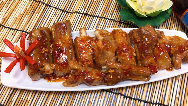 Sườn chiên nước mắm sẽ có vị đậm đà, mặn mà, và vỏ giòn ngon. Đây là món ngon mùa hè đãi khách với thời gian chuẩn bị món ăn nhanh chóng.