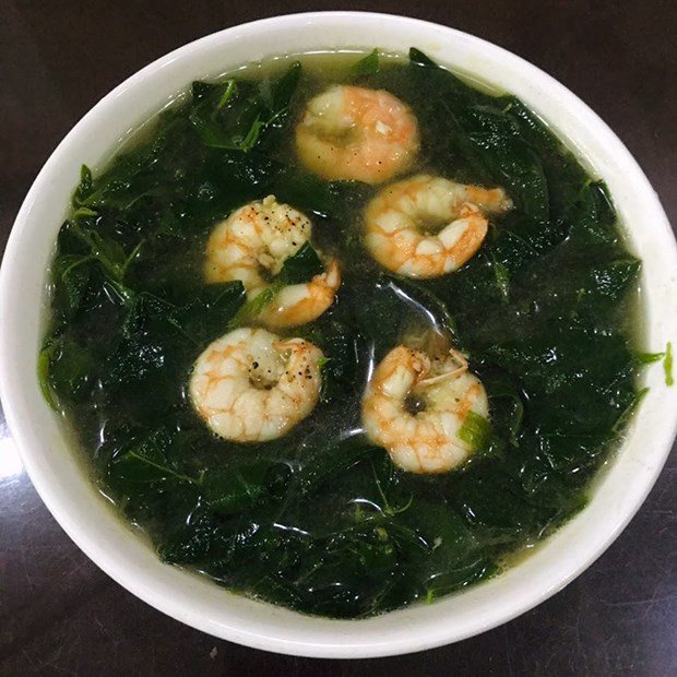 Nếu bạn sử dụng đầu tôm hoặc còn thịt tôm, bạn có thể luộc đầu tôm và nấu nước dùng từ tôm và nước.