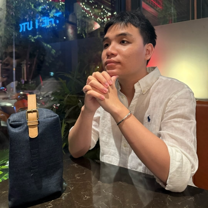 Anh Kiệt diện áo và túi do bạn gái tặng khi đi hẹn hò.