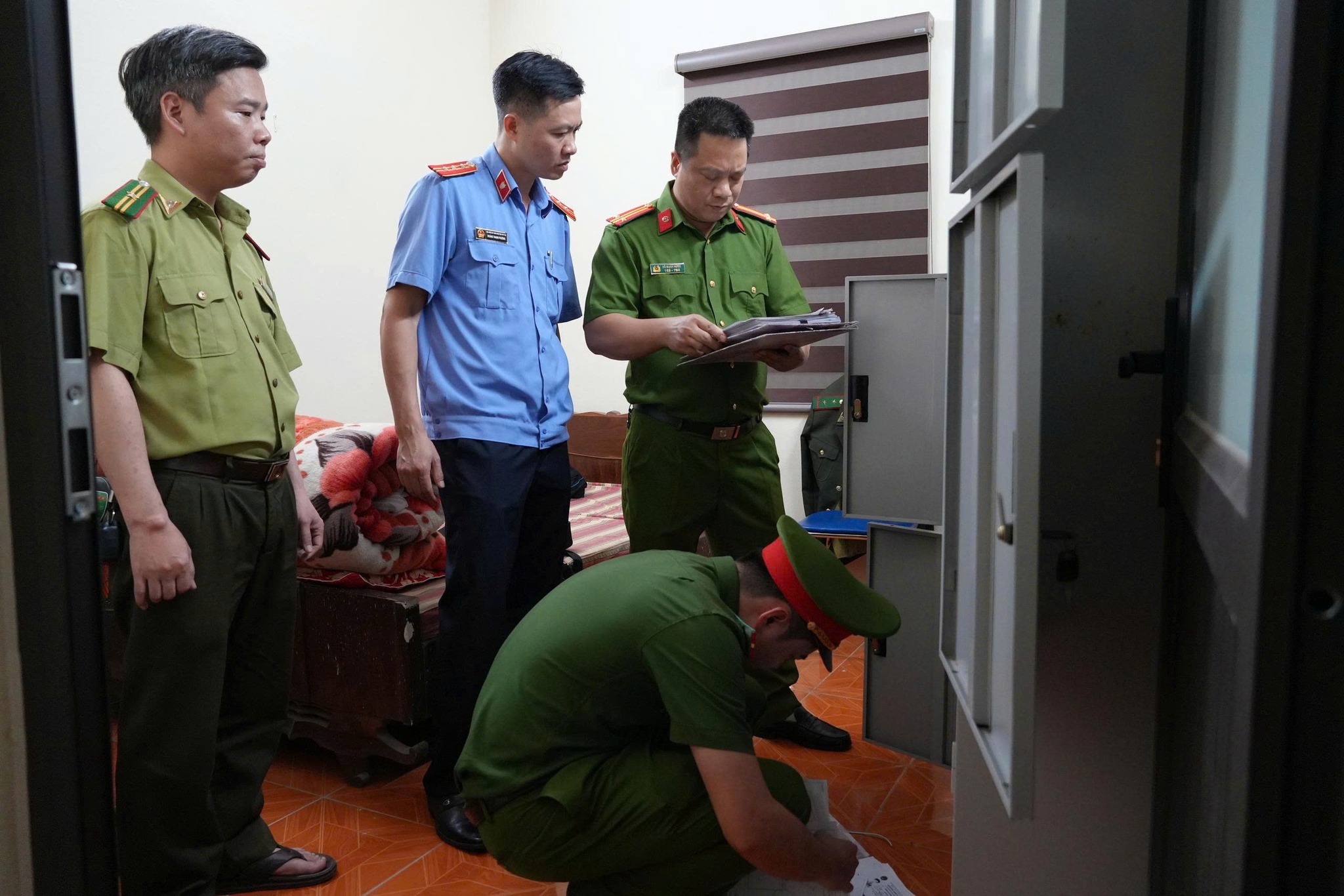 Cận cảnh khám xét, bắt giữ nhiều cán bộ liên quan đến nhóm “xã hội đen” núp bóng doanh nghiệp - Ảnh 8.