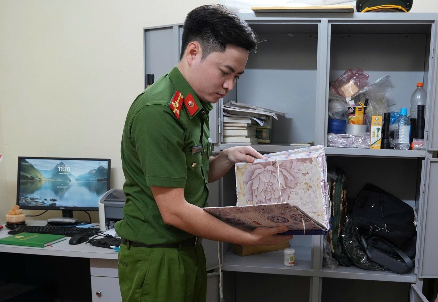 Cận cảnh khám xét, bắt giữ nhiều cán bộ liên quan đến nhóm “xã hội đen” núp bóng doanh nghiệp - Ảnh 12.