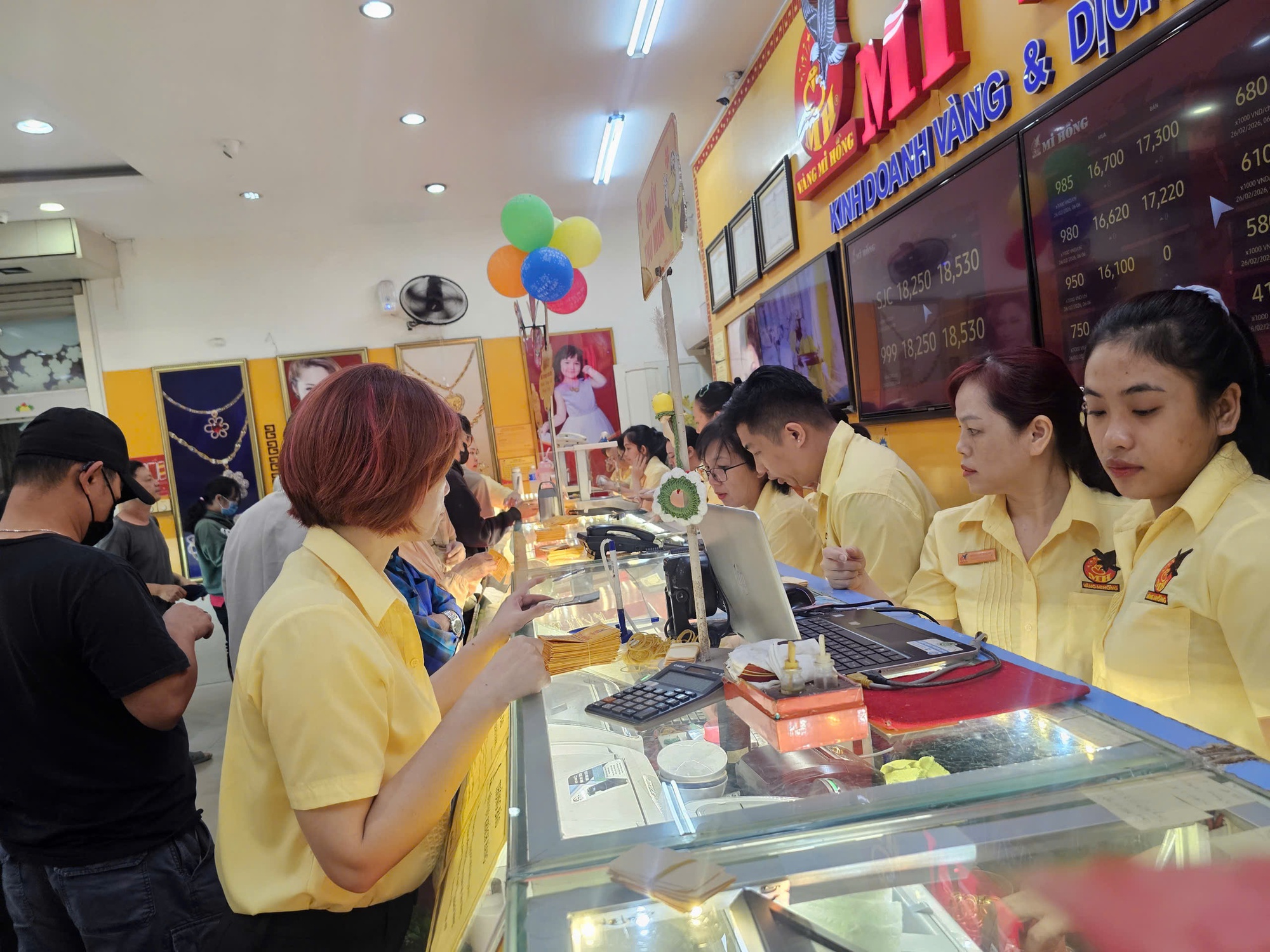 Giá vàng tăng mạnh, nhiều người tiếc nuối vì mất cơ hội mua giá thấp- Ảnh 1.