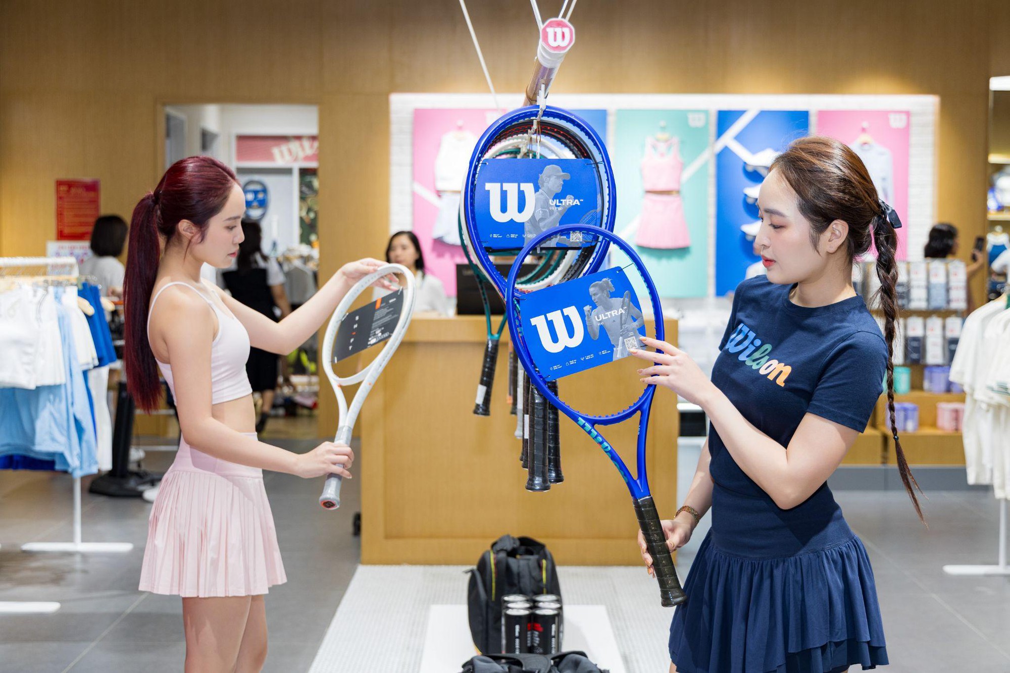 Wilson lần đầu xuất hiện tại Hà Nội, mở Pop-up “xịn xò” ngay Vincom Trần Duy Hưng- Ảnh 3.