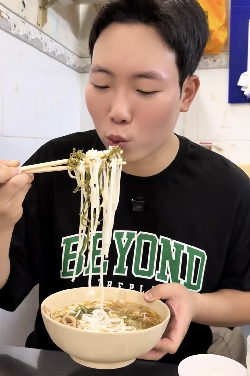 Khách Hàn xếp hàng ăn bún bò ở TPHCM, thích thú “món lạ” ai cũng gọi thêm - 2