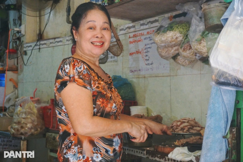 Khách Hàn xếp hàng ăn bún bò ở TPHCM, thích thú “món lạ” ai cũng gọi thêm - 4